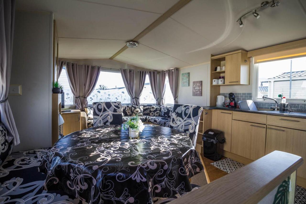 Lovely Caravan With Wifi At Broadland Sands In Suffolk Ref 20035Bs Hotel Hopton on Sea Exterior photo