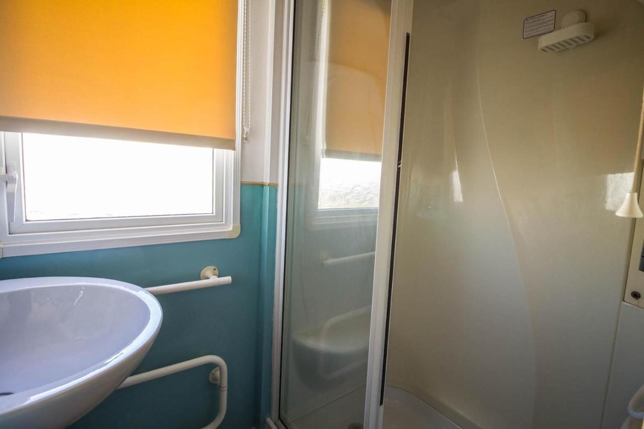 Lovely Caravan With Wifi At Broadland Sands In Suffolk Ref 20035Bs Hotel Hopton on Sea Exterior photo
