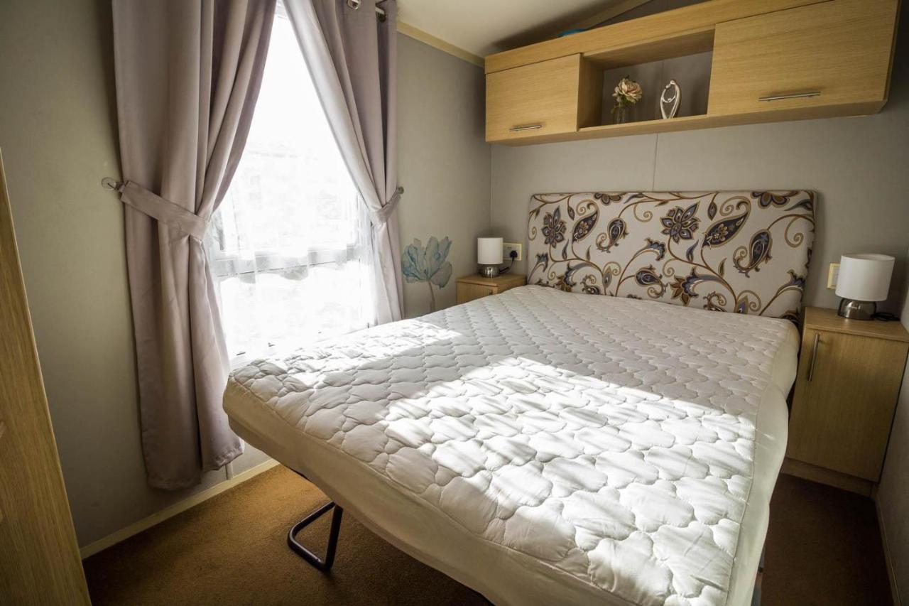 Lovely Caravan With Wifi At Broadland Sands In Suffolk Ref 20035Bs Hotel Hopton on Sea Exterior photo